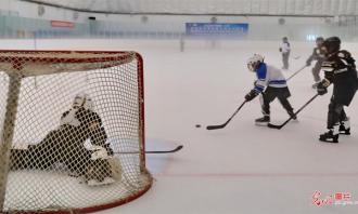 秦皇島(dǎo)市第四屆冰雪運動(dòng)會冰球比賽開賽