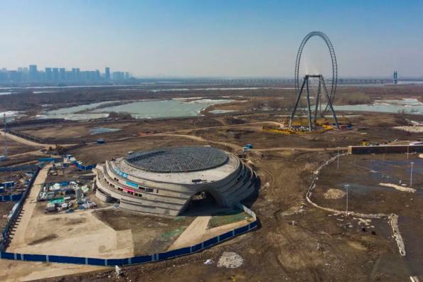 4月3日拍攝的哈爾濱冰雪大世界四季冰雪項目施工現場