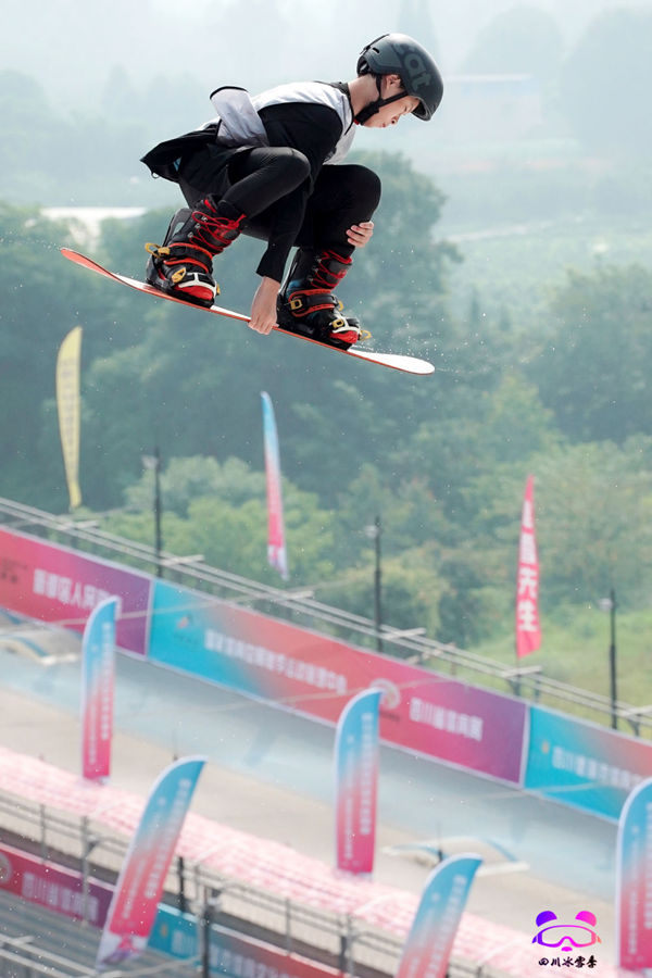 四川省第四屆(jiè)全民健身冰雪季吸引820餘萬人次參(cān)與