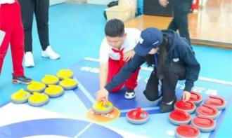 冰雪運動(dòng)進校園成果豐(fēng)厚 旱地冰壺成内蒙古新名片