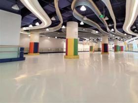 南京真冰滑冰場(chǎng)不可無視安全，需要兩(liǎng)手抓