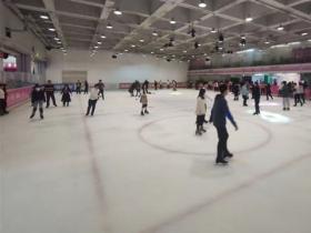 學校周邊(biān)附近滑冰場(chǎng)賺錢嗎？