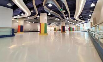 南京真冰滑冰場不可無視安全，需要兩手抓