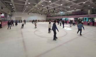 學校周邊(biān)附近滑冰場(chǎng)賺錢嗎？