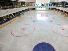 簡(jiǎn)易的室外滑冰場(chǎng)是如何建成的？