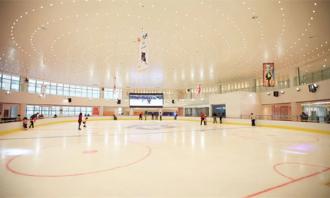 室内真冰滑冰場(chǎng)上的冰是怎麽(me)鋪上去的？