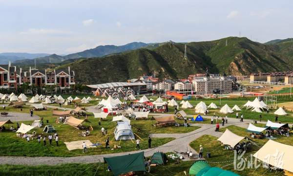 張家口市崇禮區富龍四季小鎮國際度假區開啓夏季運營模式，迎來瞭衆多遊客。