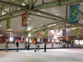 小型真冰溜冰場(chǎng)應該(gāi)配置幾台制冷機組？