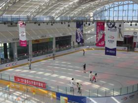 室内溜冰場(chǎng)的看台面積(jī)是多少？