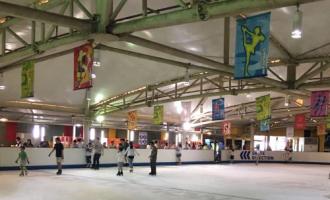 小型真冰溜冰場(chǎng)應該(gāi)配置幾台制冷機組？