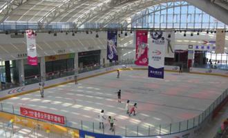 室内溜冰場(chǎng)的看台面積(jī)是多少？