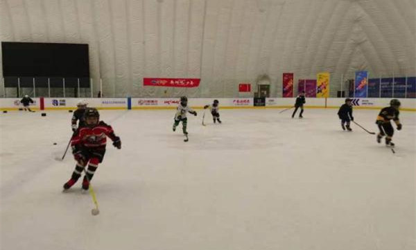 哈爾濱名将冰上運動中心内學員正在進行冰球練習