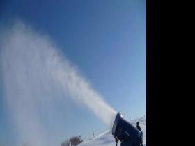 冬季滑雪場應當如何採(cǎi)購造雪機設備(bèi)