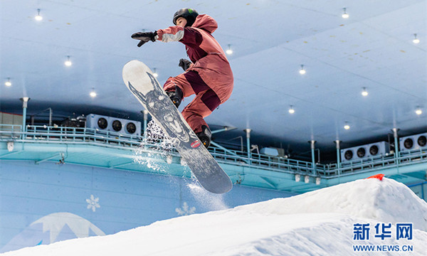 滑雪愛好者在滑雪 2