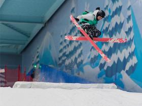 炎炎夏日 冰雪運動(dòng)“熱”起來(lái)