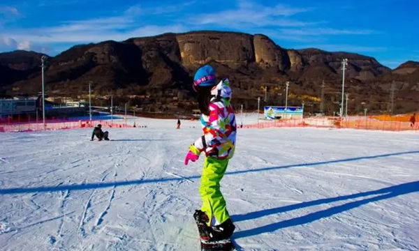 滑雪服怎麽搭配好看 單闆滑雪服搭配技巧