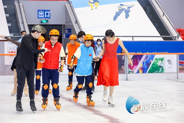 160餘名青少年組成16支隊伍參加冰上趣味運動會，感受冰上運動的魅力。