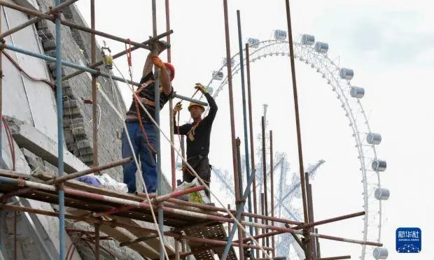 工人在哈爾濱四季冰雪旅遊項目現場施工